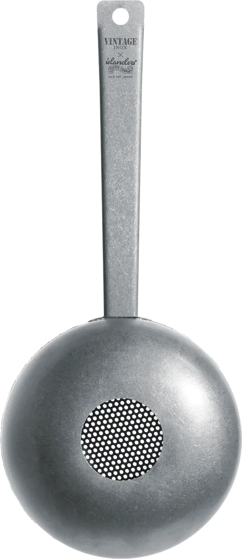 上部：焙煎ドーム、中央の豆の出入れ口、VINTAGE INOX®加工のハンドル（ULTIMATE HAND COFFEE ROASTER New Edition）